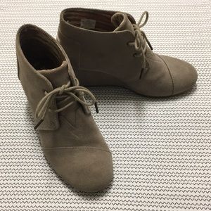 •Never Worn!• TOMS Desert Wedge Suede Booties W8